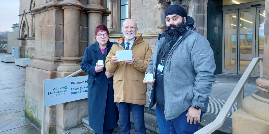 Representantes del West Dunbartonshire Council con los sensores.