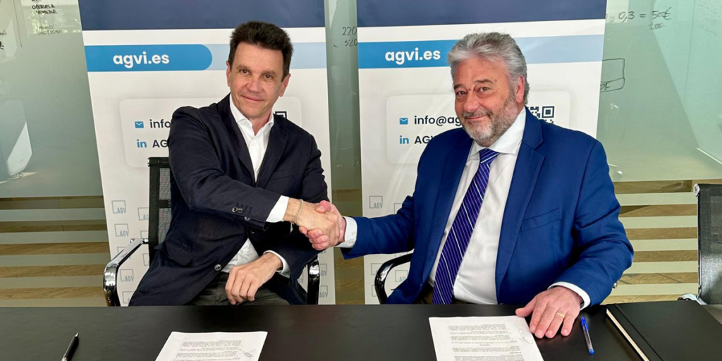 Zennio y AGV durante la firma del acuerdo.