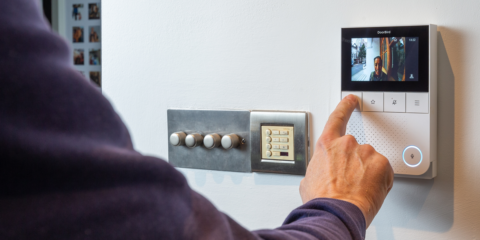 El edificio residencial Grove Court moderniza sus interfonos con el videoportero IP D2100E y el monitor interior IP A1101 de DoorBird