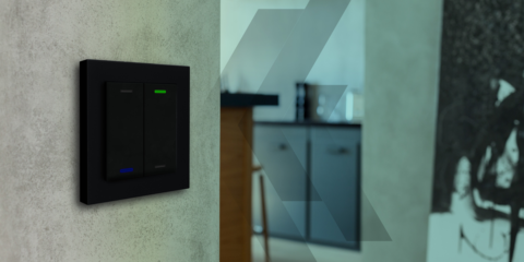 El pulsador Lite 55 negro de MDT admite el control de grupo para activar funciones o escenas