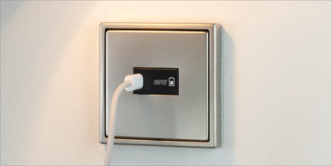 El sistema Jung Home integra un cargador USB, detector de movimiento y actuador de persianas