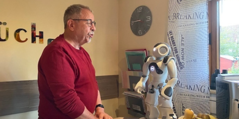 Uso de robots para mejorar la teleasistencia de personas mayores que viven solas