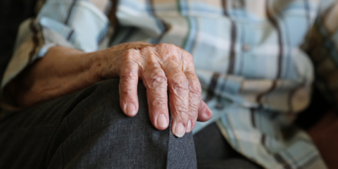 Los asistentes de voz reducen la sensación de soledad de las personas mayores, según la UOC