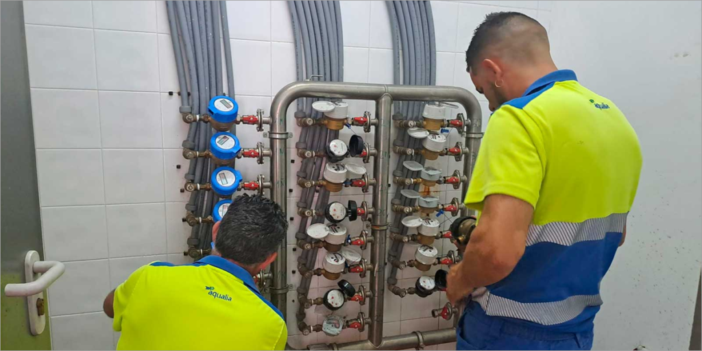 Operarios instalando los contadores inteligentes.