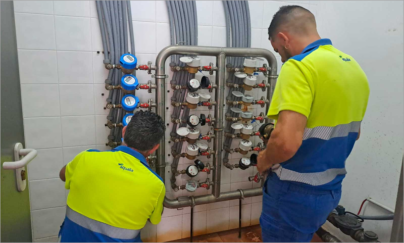 Operarios instalando los contadores inteligentes.