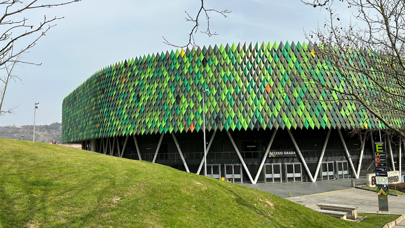 Estadio exterior.