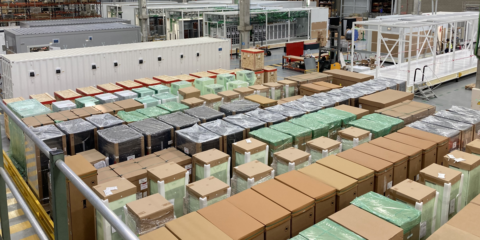 La fábrica de Schneider Electric en Barcelona aumenta su producción de centros de datos modulares