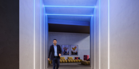 La luminaria Slotlight LynX activated de Zumtobel integra señalización, navegación y localización