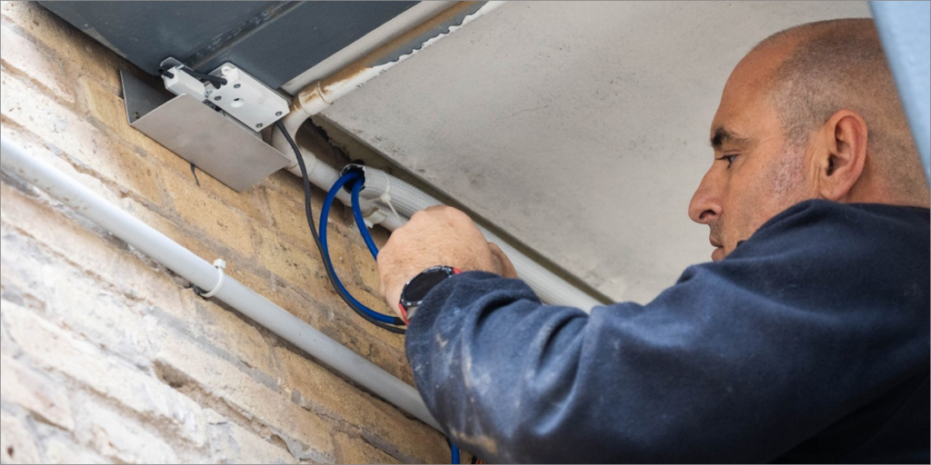 Instalación de sensores en el edificio Las Naves de Valencia.