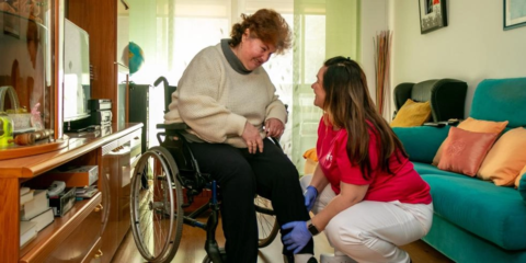 El programa Apoyos Conectados asiste a personas dependientes en su domicilio gracias a la tecnología