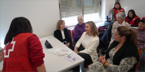 Cruz Roja imparte cursos sobre el uso de asistentes virtuales a personas mayores de Murcia
