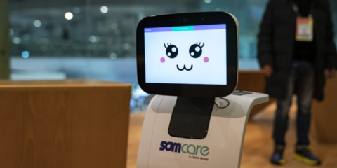 Comienza una prueba piloto con asistentes robóticos para mejorar la teleasistencia en Barcelona