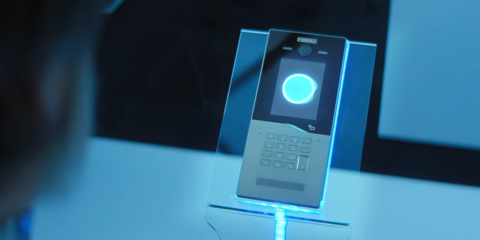 FERMAX presenta la nueva placa de calle CORA