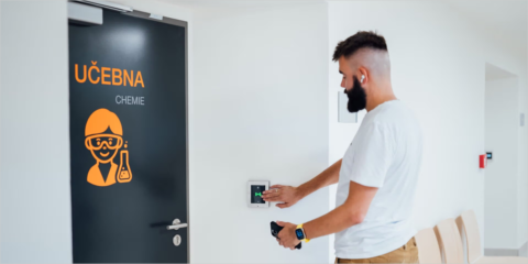 Una escuela de secundaria de República Checa instala un sistema integral de control de accesos de 2N
