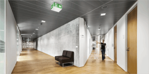 La nueva luminaria de seguridad Cubesign II de Zumtobel flexibiliza la señalización de emergencia