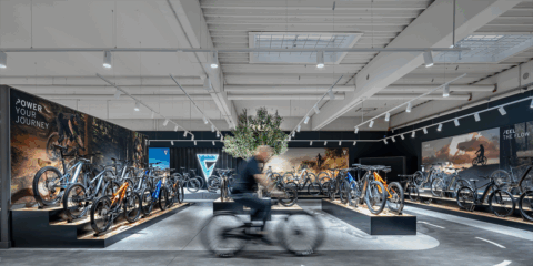 La tienda insignia de Giant utiliza la iluminación de Zumtobel para guiar al cliente durante su compra