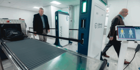 Los aeropuertos de EE.UU. utilizan un sistema de inspección de seguridad de paso del MIT