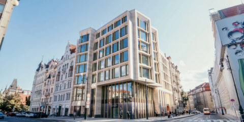 La compañía 2N instala un sistema de control de acceso inteligente en el edificio Pařížská 25 en Praga