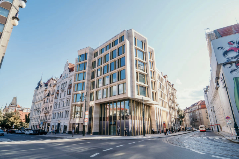 La compañía 2N instala un sistema de control de acceso inteligente en el edificio Pařížská 25