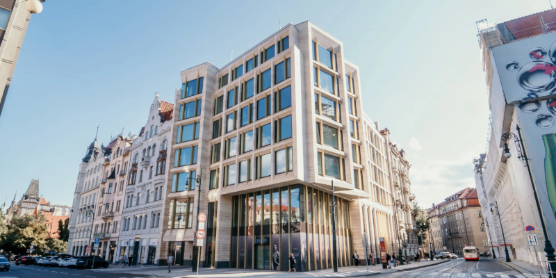 La compañía 2N instala un sistema de control de acceso inteligente en el edificio Pařížská 25