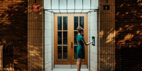 Un edificio residencial antiguo de Praga se moderniza con la tecnología IP de 2N