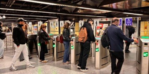 La estación de Colón de Metrovalencia dispone de nuevas máquinas de control de acceso