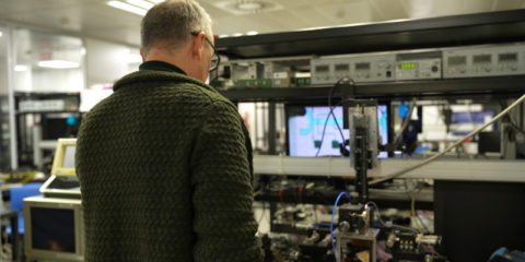 La UPV desarrolla un chip cuántico reconfigurable para impulsar las comunicaciones y la ciberseguridad