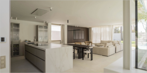 El estudio Blanes Urigoitia integra la serie Simon 270 en dos viviendas contemporáneas