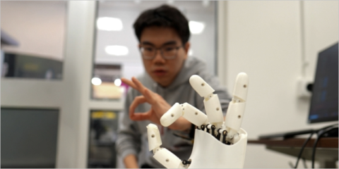 Ingenieros del MIT desarrollan una pulsera que traduce movimientos de la mano en gestos robóticos