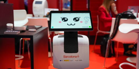 Barcelona despliega los robots sociales ARI para mejorar la atención a personas mayores