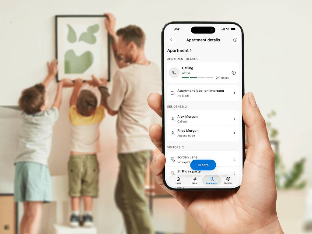 Residente usa la aplicación My2N para gestionar accesos, videoportero y visitantes en un apartamento conectado de 2N