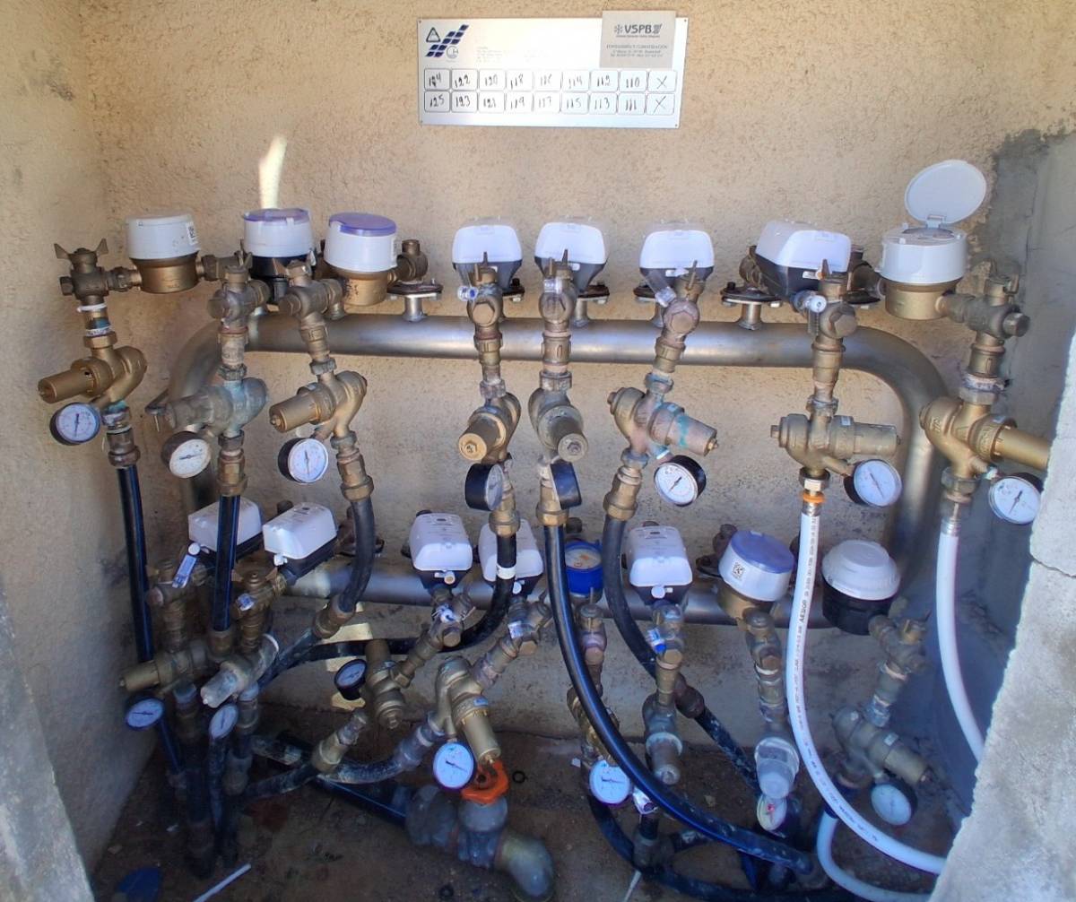 Infografía de tecnología LoRaWAN conectando contadores de agua inteligentes para la gestión hídrica en Benitatxell