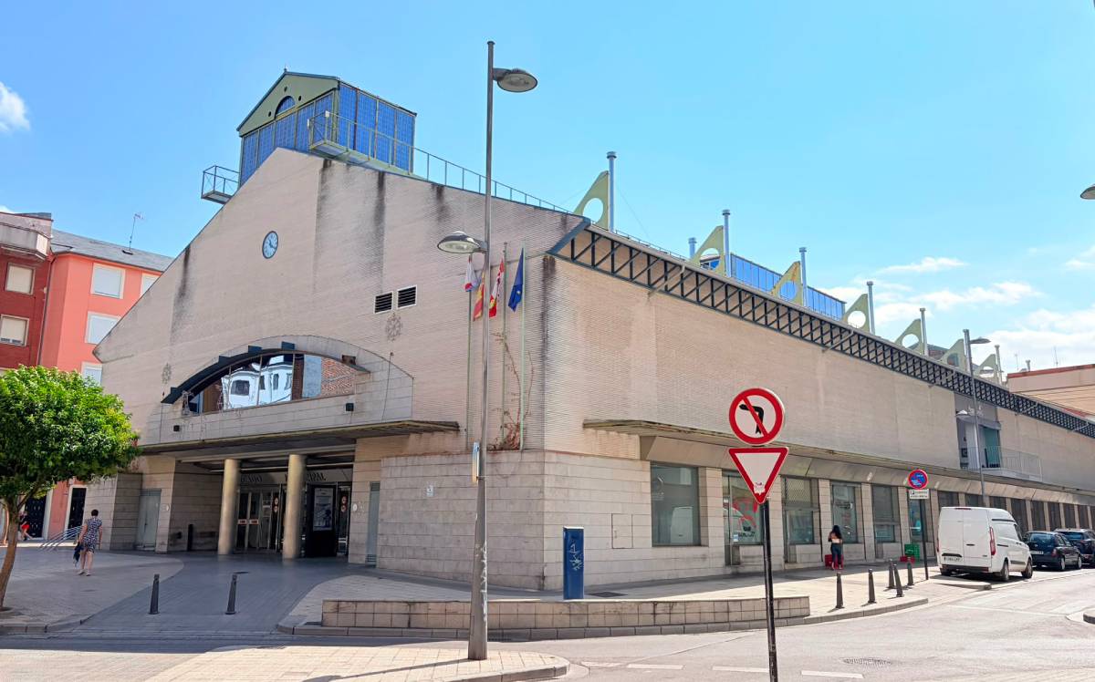 Fachada del Mercado de Abastos de Ponferrada, donde se instalarán cámaras de videovigilancia y control de accesos.