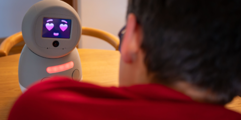 El CSIC crea un robot capaz de expresar emociones para apoyar terapias de niños con autismo