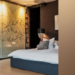 Gira integra mecanismos eléctricos y control inteligente en el diseño interior contemporáneo