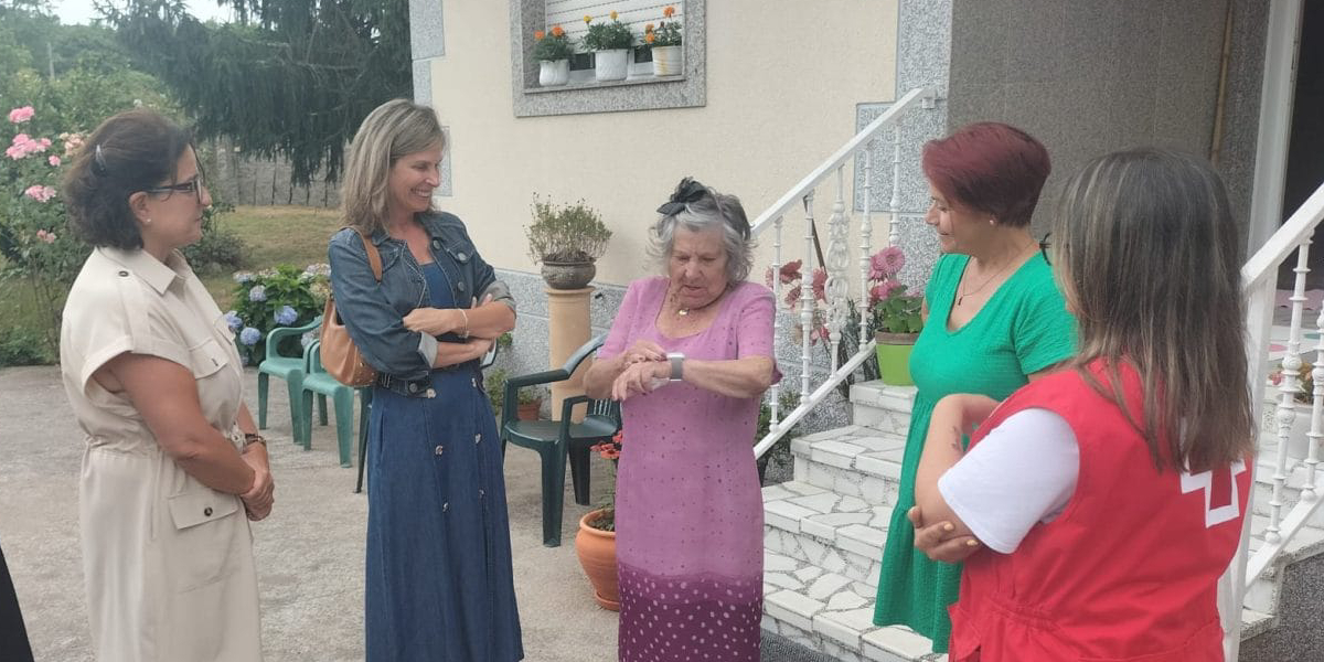 La alcaldesa y Cruz Roja visitan a una vecina de Angoares con sensores de domótica y teleasistencia en Ponteareas