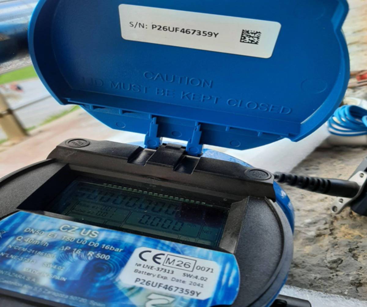 Detalle de un contador inteligente de agua instalado en Llanes para la telelectura y el control del consumo hídrico