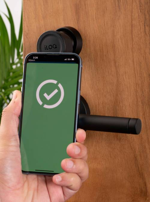 Las soluciones de iLOQ generan la energía necesaria para autenticar el acceso en el propio momento de uso.
