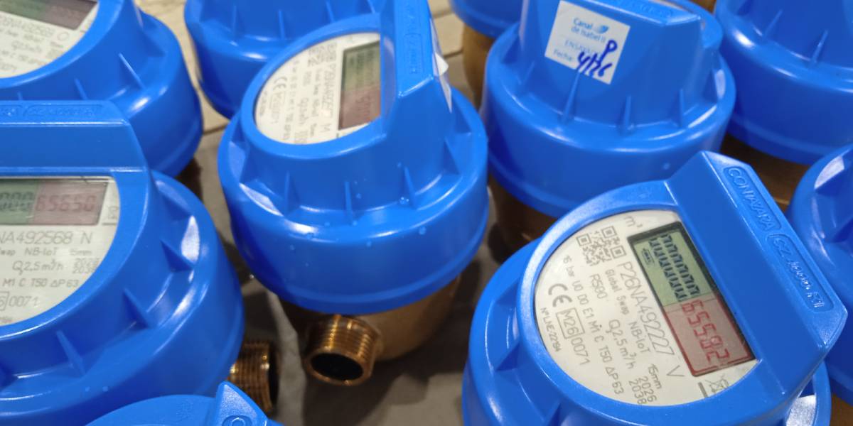 Contador de agua inteligente de Canal de Isabel II para telelectura y control de consumos inusuales en hogares.