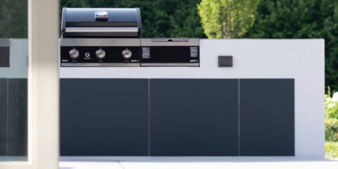 Las cocinas de exterior ganan protagonismo con soluciones de electricidad e iluminación de Gira