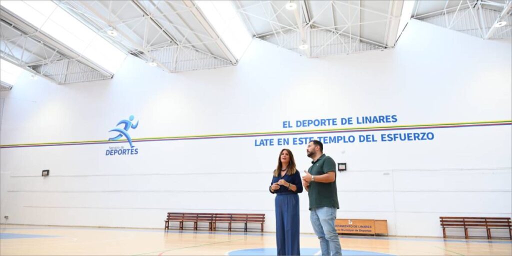 La alcaldesa de Linares, Auxi del Olmo, ha visitado el pabellón junto al concejal-delegado de Deportes, Martín de la Torre, y personal técnico municipal.