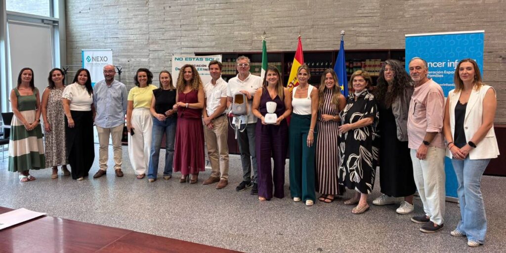La Consejería de Educación y Formación Profesional ha firmado este viernes un convenio con la Fundación STEM y con la Federación Española de Familias de Cáncer Infantil (FEFC) para la implantación del Proyecto ZOE en Extremadura.