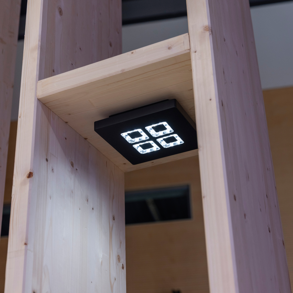 Espacio de trabajo flexible con iluminación de Zumtobel para la propuesta Make Space Smart en ORGATEC 2026
