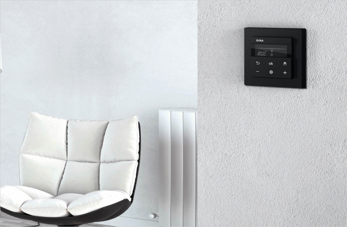 El regulador de temperatura ambiente Gira System 3000 se encarga del control de la calefacción y optimiza tu consumo de energía. Fuente: Gira