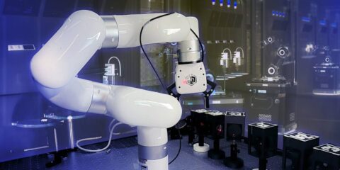 Un laboratorio robótico del MIT monta y ajusta experimentos ópticos de forma autónoma bajo demanda