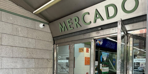 El Mercado de Abastos de Ponferrada moderniza su seguridad y el control de accesos