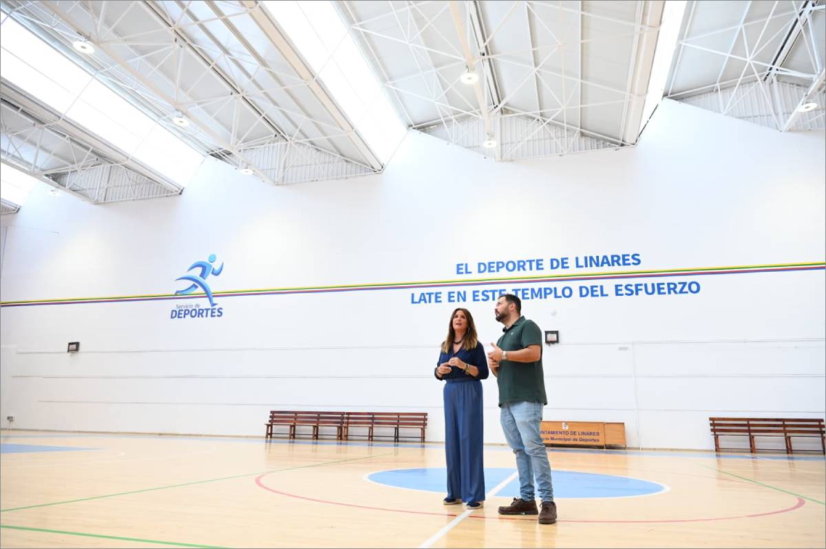 La alcaldesa de Linares, Auxi del Olmo, ha visitado el pabellón junto al concejal-delegado de Deportes, Martín de la Torre, y personal técnico municipal. 