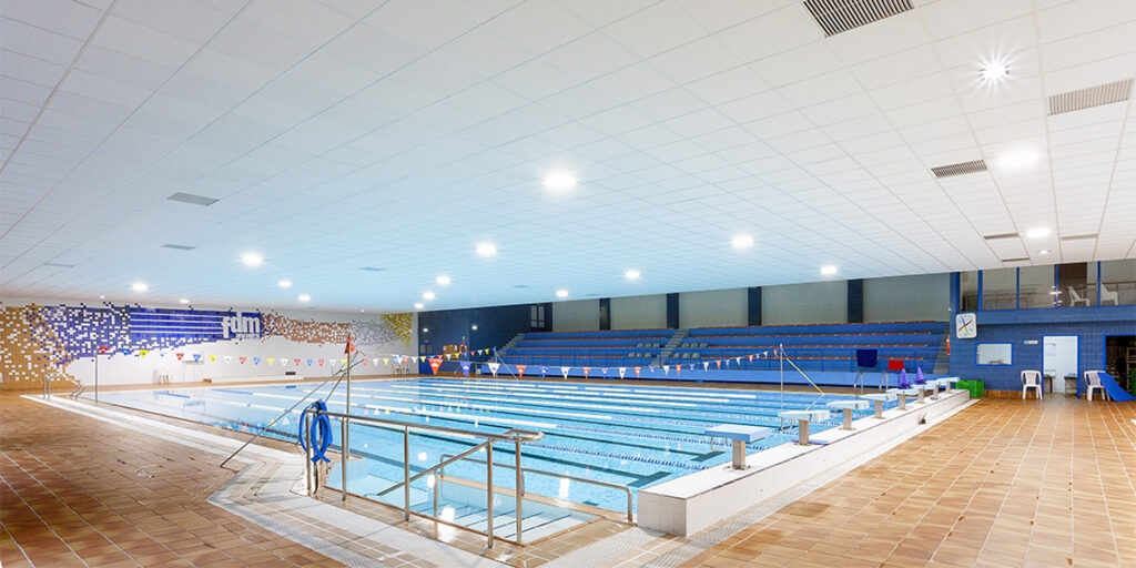 Nuevas puertas automatizadas mejorarán la accesibilidad de los vestuarios de la piscina de La Magdalena en Avilés