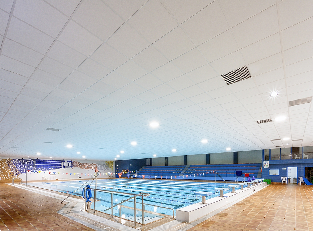 Nuevas puertas automatizadas mejorarán la accesibilidad de los vestuarios de la piscina de La Magdalena en Avilés