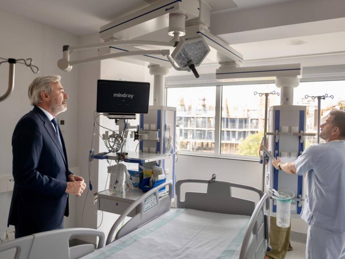 El presidente de Aragón, Jorge Azcón, ha presentado la nueva UCI Pediátrica del Hospital Infantil Miguel Servet. Foto: Fabian Simon.